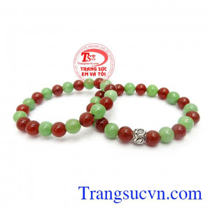 Chuỗi ngọc cẩm thạch và mã não là sản phẩm đẹp có charm bạc xinh xắn