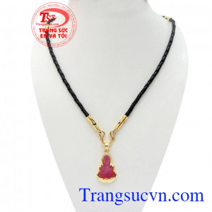Mặt dây chuyền được làm bằng Ruby thiên nhiên cao cấp, mang lại bình an, may mắn và tài lộc cho chủ nhân