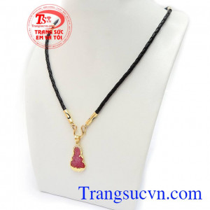 Mặt dây chuyền được làm bằng Ruby thiên nhiên cao cấp, mang lại bình an, may mắn và tài lộc cho chủ nhân
