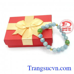 Chuỗi vòng aquamarine là sản phẩm đá aquamarine kết hợp với ngọc cẩm thạch thiên nhiên và charm bạc si vàng màu đẹp