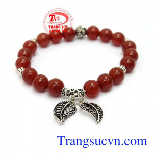 Chuỗi vòng tay mã não đẹp xinh xắn là sản phẩm mã não thiên nhiên, màu đỏ mận đẹp kết hợp với bạc thái hoặc bạc si vàng