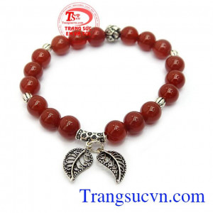 Chuỗi vòng tay mã não đẹp xinh xắn là sản phẩm mã não thiên nhiên, màu đỏ mận đẹp kết hợp với bạc thái hoặc bạc si vàng