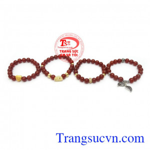 Chuỗi vòng tay mã não đẹp xinh xắn là sản phẩm mã não thiên nhiên, màu đỏ mận đẹp kết hợp với bạc thái hoặc bạc si vàng