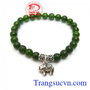 Chuỗi vòng tay diopside là sản phẩm đá thiên nhiên, màu xanh lá cây kết hợp cùng charm bạc hoặc charm bạc si vàng đẹp