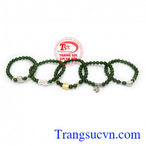 Chuỗi vòng tay diopside là sản phẩm đá thiên nhiên, màu xanh lá cây kết hợp cùng charm bạc hoặc charm bạc si vàng đẹp