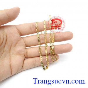 Dây chuyền có độ mảnh vừa phải, phù hợp cho các bạn nam không thích dây chuyền to