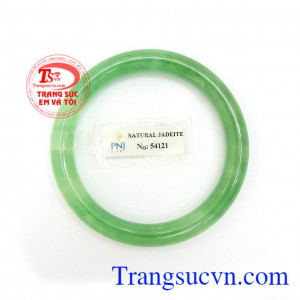 Vòng Ngọc Cẩm Thạch Chiêu Tài chứa nguồn năng lượng dồi dào, có tác dụng tốt cho sức khỏe, mang lại may mắn, tài lộc và bình an cho chủ nhân
