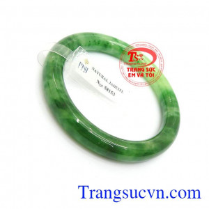 Ngọc cẩm thạch chứa nguồn năng lượng dồi dào từ thiên nhiên, có tác dụng giải trừ tà khí, mang lại may mắn, tài lộc cho người đeo