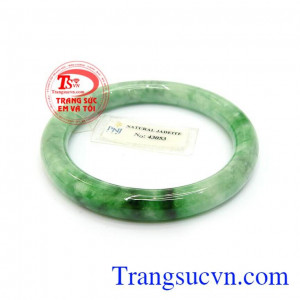 Ngọc cẩm thạch chứa nguồn năng lượng dòi dào, có tác dụng trừ tà, mang may mắn, bình an cho người đeo