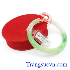 Vòng Ngọc Cẩm Thạch Bình An đeo đẹp, hợp phong thủy, có tác dụng trừ tà, mang bình an, tài lộc và hạnh phúc cho người đeo