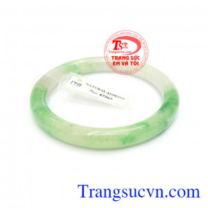 Vòng Ngọc Cẩm Thạch Bình An đeo đẹp, hợp phong thủy, có tác dụng trừ tà, mang bình an, tài lộc và hạnh phúc cho người đeo