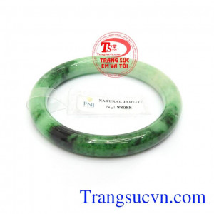 Vòng ngọc cẩm thạch có tác dụng mang lại may mắn, tài lộc, xua đuổi tà ma mang đến cảm giác yên bình cho người đeo