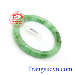 Vòng Ngọc Cẩm Thạch Hạnh Phúc đeo hợp phái đẹp, sang trọng, hợp phong thủy