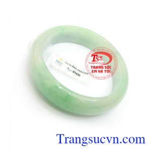 Vòng ngọc cẩm thạch chứa nguồn năng lượng dồi dào, có tác dụng giải trừ tà khí, mang lại may mắn, bình an cho người đeo