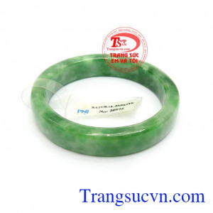 Vòng ngọc đeo hợp phong cách phái đẹp