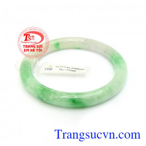 Vòng ngọc cẩm thạch chứa nguồn năng lượng tốt dồi dào, có tác dụng giải trừ tà khí, giảm lo âu, căng thẳng, mang bình an, may mắn