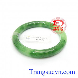 Vòng ngọc cẩm thạch chứa nguồn cát khí dồi dào, có tác dụng giảm căng thẳng, lo lắng, mang bình an, may mắn và tài lộc