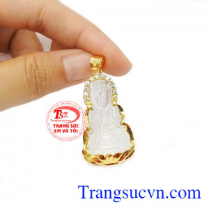 Có thể kết hợp cùng dây da, dây cao su hoặc dây chuyền vàng để thay đổi và làm mới phong cách mỗi ngày