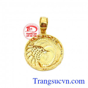 Mặt sau của mặt dây vàng tây