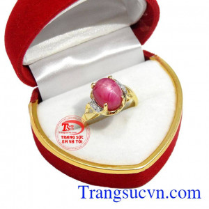 Ruby sao thiên nhiên sẽ được nhìn thấy rõ nhất khi chúng ta chiếu đèn
