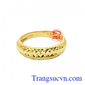 Mặt nhẫn chạm khắc tỉ mỉ, độc đáo