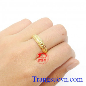 Nhẫn được đeo trên tay trông rất xinh xắn