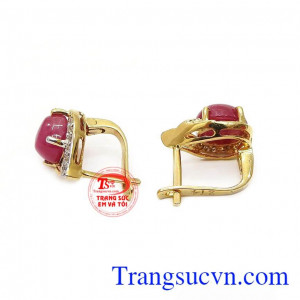 Chốt đeo được thiết kế gọn nhẹ, chắc chắn giúp người dùng tự tin và tỏa sáng