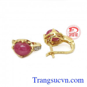 Hoa tai được gắn đá ruby sao thiên nhiên hợp phong thủy, đảm bảo tính thẩm mỹ