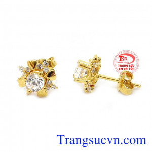 Đôi hoa tai được chế tác từ vàng 10k, kết hợp cùng đá CZ 