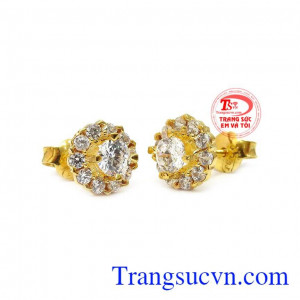 Bông tai gắn đá CZ tạo điểm nhấn giúp cho người đeo tỏa sáng