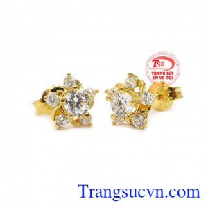 Một trong những phụ kiện không thể thiếu cho các bạn gái đó chính là đôi hoa tai tuy nhỏ nhưng có võ!