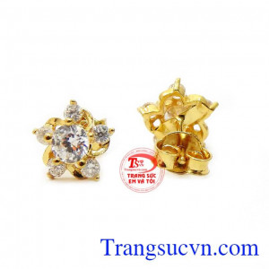 Khách hàng có thể kết hợp hoa tai với nhiều trang phục khác nhau