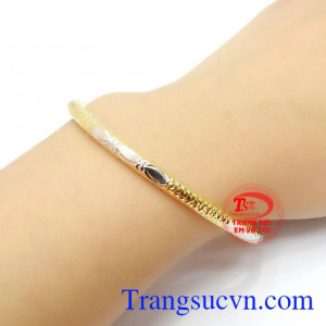 Sản phẩm kết hợp vàng trắng và vàng màu tạo điểm nhấn cho vòng tay
