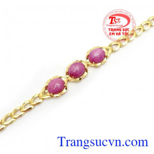Lắc Tay Ruby Sao Nhân Tạo kiểu dáng độc đáo, đường nét chế tác tinh xảo, đeo hợp thời trang mang lại sự sang trọng, quý phái và nhẹ nhàng