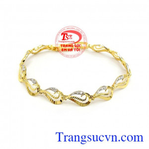 Lắc tay vàng tây phù hợp phong cách thời trang, sang trọng, quý phái