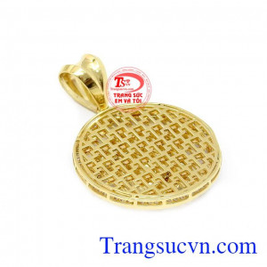 Mặt sau cũng được các nhà thiết kế chăm chút tới từng chi tiết