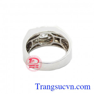 Nhẫn được chế tác từ vàng trắng 18k