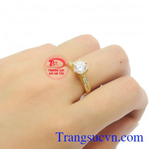 Nhẫn được sản xuất từ vàng 10k, sáng bóng, bền đẹp