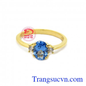 Nhẫn được kết hợp từ vàng 10k cùng đá nhân tạo