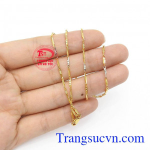 Sản phẩm có thể kết hợp cùng mặt dây để thay đổi phong cách