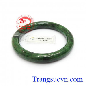 Vòng ngọc cẩm thạch còn chứa nguồn năng lượng dồi dào còn mang lại may mắn, bình an, tài lộc và sức khỏe