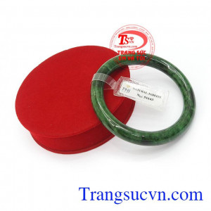 Vòng ngọc cẩm thạch còn chứa nguồn năng lượng dồi dào còn mang lại may mắn, bình an, tài lộc và sức khỏe