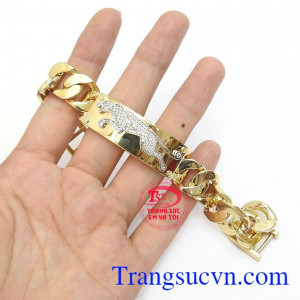 Mặt lắc được chế tác hình con báo với vàng trắng và đá nhân tạo