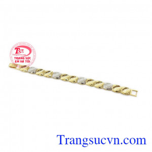 Sản phẩm kết hợp của vàng màu cùng với vàng trắng tạo ấn tượng cho người đối diện