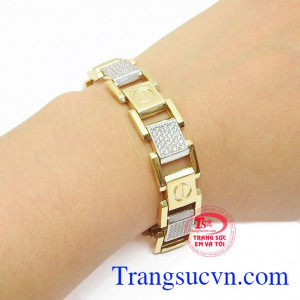 Khách hàng có thể kết hợp với nhiều trang phục và phụ kiện