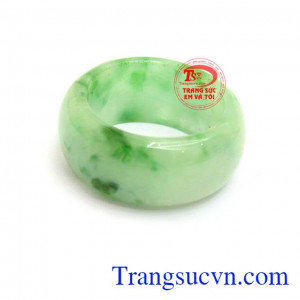 Nhẫn ngọc nam may mắn là nhẫn ngọc thiên nhiên được nhiều người ưa thích