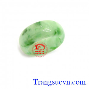 Nhẫn ngọc nam may mắn là nhẫn ngọc thiên nhiên được nhiều người ưa thích