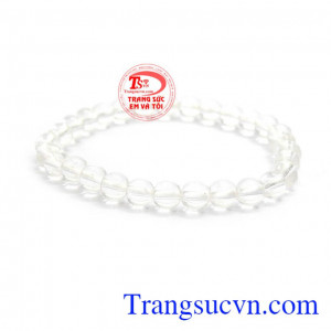 Chuỗi vòng tay thạch anh trong suốt là sản phẩm thạch anh thiên nhiên, sản phẩm hợp với những bạn mệnh kim và mệnh thủy mang lại may mắn, sức khỏe cho người đeo