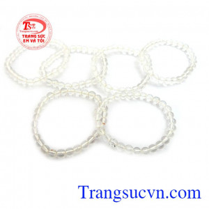 Chuỗi vòng tay thạch anh trong suốt là sản phẩm thạch anh thiên nhiên, sản phẩm hợp với những bạn mệnh kim và mệnh thủy mang lại may mắn, sức khỏe cho người đeo