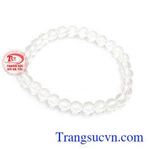 Chuỗi vòng tay thạch anh trong suốt là sản phẩm thạch anh thiên nhiên, sản phẩm hợp với những bạn mệnh kim và mệnh thủy mang lại may mắn, sức khỏe cho người đeo